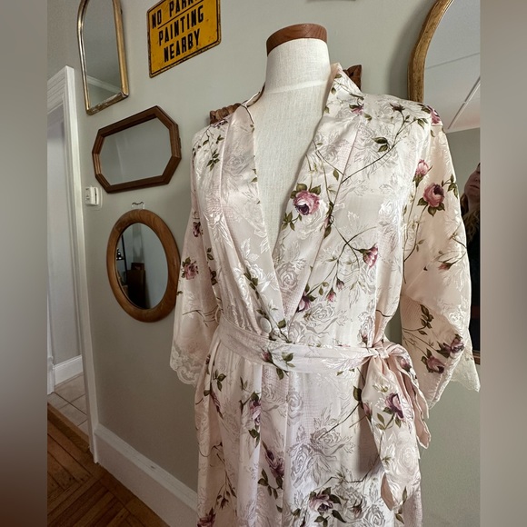 Gorgeous Blush Rose Robe - Picture 5 of 7